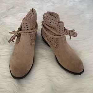 Billabong Tan Suede Boho Ankle Boots Tassel Detail Size 9 New without Box